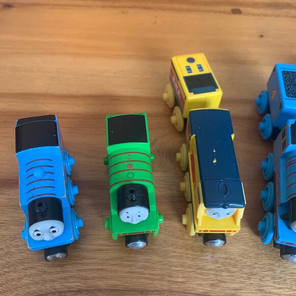 Set of 8 wooden Thomas the Tank Engine trains - Picture 4 of 9
